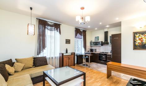 На долгосрочную аренду предлагается просторная, благоустроенная 4-х комнатная квартира в самом центре Риги.