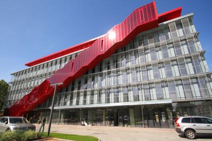 Офисное здание RED LINE на Ганибу дамбис предлагает в аренду офисные помещения.